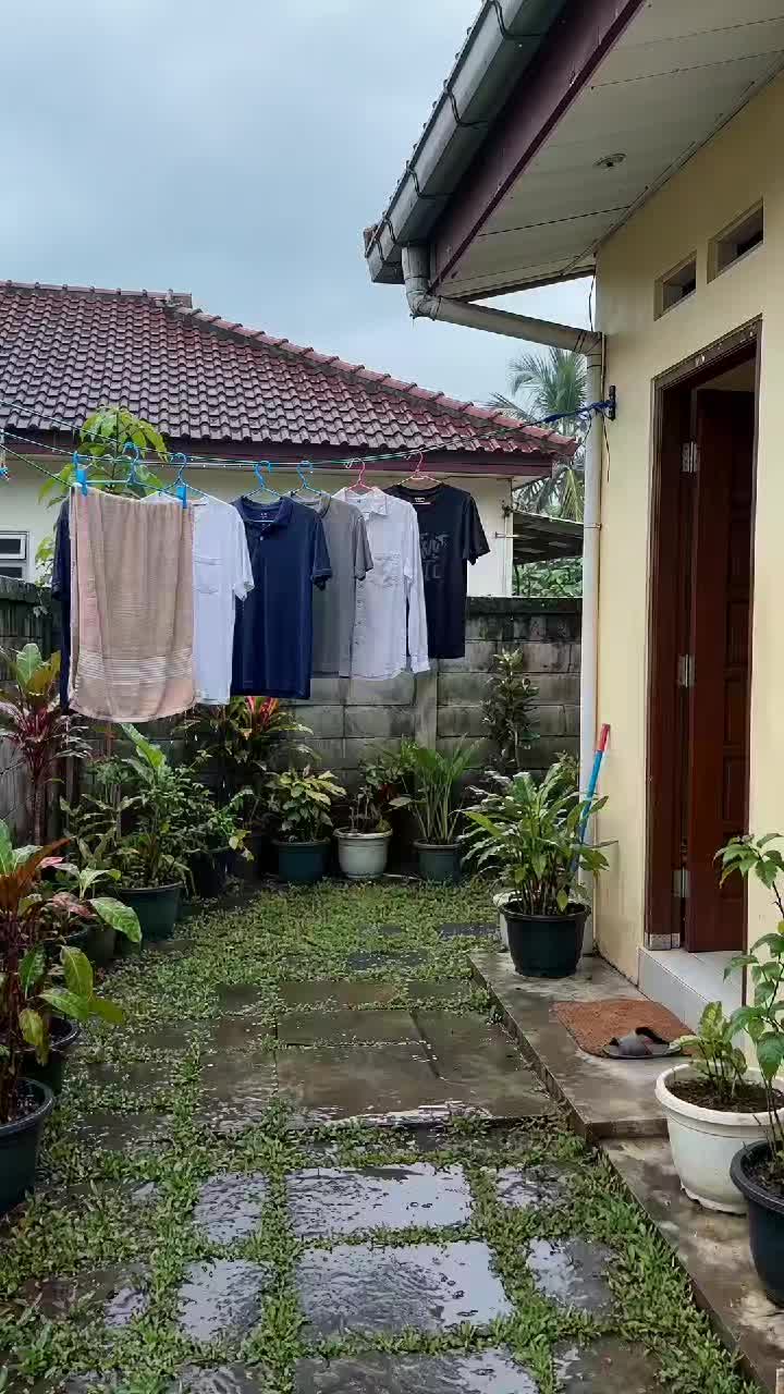 AI-generated clip: Kita semua pernah keluar 'kejap, tuala je' - balik macam lepas mandi...